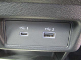 USBソケット 走行中にスマートフォンやタブレット端末を充電することができます。