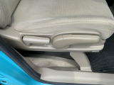 シートハイトアジャスターが付いているので運転姿勢を調整するのに便利ですね。身長に合ったシートポジションは安全運転や疲労軽減にもつながります。