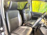 【問合せ:0749-27-4907】【合皮レザーシート】汚れのふき取りが容易でメンテナンスもが簡単な、機能性に優れる合成皮革を採用した上質なシートです。座り心地もよく、高級感あふれる心地良い車内空間を