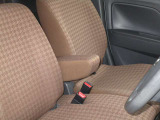便利な運転席/助手席アームレストが付いてリラックスできます。