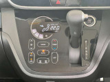 車内の温度管理がワンタッチで簡単に出来るのがオートエアコンです。これでいつでも快適ドライブが出来ます!