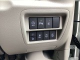 運転席右下のスイッチで後部座席のドアの開閉もできます。