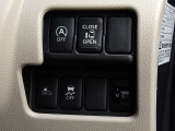 運転席右側にはエマージェンシーブレーキ、VDC、LDW(車線逸脱警報)等の操作スイッチが有ります。