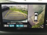 【マルチビューカメラシステム】クルマをまるで上空から見下ろしたように路面を映し出す「グラウンドビュー」をはじめ、状況に応じた映像をナビ画面に表示し、車庫入れやバック時の後方確認をサポート。