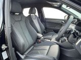 硬めに感じられるシートはホールド性に優れ、ロングドライブでも疲れが少なく身体をしっかりと支えます。
