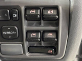 【パワーウィンドウ】空気の入れ替え換気がしたいときにボタン一つで調節。後席も運転席から調節可能!!