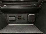 USB端子2個&AUXミニジャック1個 ミュージックプレーヤー接続でお気に入りの音楽を楽しむことが出来ます♪Apple CarPlay 、Android Auto 対応です