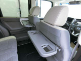 前席背面には格納式のシートバックテーブルを装備、便利なコンビニフック付きです。