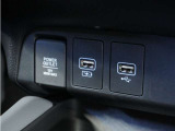 USB接続、12Vの電源ソケットも使いやすい場所に装備されています。