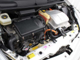 1NZ-FXE型 1.5L 直4 DOHCエンジンと3CM型 交流同期電動機のハイブリッドシステム搭載、FF駆動です。