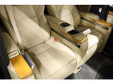 セカンドシートに用いられている専用VIPシートには、ファーストクラスのシートのように背中から頭部までを包み込むハイバックチェアを採用しています。