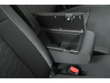 ■アームレストボックス 装備  フロントシートのアームレストは、フタを開けると収納スペースがあります。