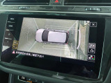 ガイドライン付きリヤビューカメラ。車両を上から眺めるような視点のアラウンドビューモニターも装備されています。