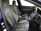 シートヒーター付き運転席。フォルクスワーゲンのシートは、ドライブ中の身体をしっかりと支え、正しい姿勢で運転することを考慮しています。