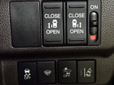 【両側電動ドア】両側電動オートスライドドア装備。運転席からはもちろん、キーレスリモコンからも開閉可能です。