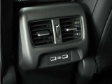 リア席専用のエアコン吹き出し口やUSB充電口も装備されており、みんなで快適ドライブ!