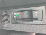 ETCユニットはグローブボックスの中に装着されています。こちらの車両にはDSRC(ETC 2.0)が付いていますので、渋滞情報などリアルタイムでナビに反映されます。