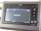 N-BOX  に付いているギャザズディスプレイオーディオはワンセグ、Bluetooth、CDプレーヤー・AM/FMチューナー付です。お好みの音楽を聞きながらのドライブは楽しさ倍増ですね!