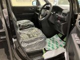 運転席・助手席にはシートヒーターを装備しておりますので、快適にお使いいただけます!また、水や油をはじく特殊な素材であるFABTECTを使用したシートですので、お手入れもラクラク!