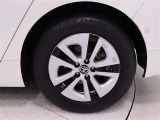 タイヤサイズは195/65R15!納車前の点検時にタイヤ交換させていただきます!純正アルミホイール+キャップ!ホイールキャップに傷があります。