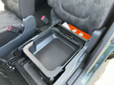 助手席には収納BOXがあり車検証などを入れておくのに便利です