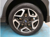 【タイヤ・ホイール】タイヤサイズ225/55R18の純正アルミホイールです。タイヤ溝は約6mmになります。