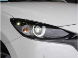 【LEDヘッドライト】悪天候や夜間走行時も良好な視界を確保し安心して運転できる高輝度LEDヘッドライトを装備。明るい上に点灯速度が早く消費電力も抑えられています。