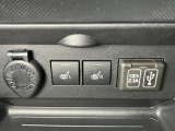 USBアダプター。外部機器との接続ができます。ナビ接続用と充電用の2口装備。(最大2.1A)ナビまたはDVD/USBチューナー(DUK-W69D)が装着されていない場合は外部機器との接続はできません。