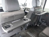 ◆シートバックテーブル◆フロントシートの背面に後席用のテーブルがついています。小物が置けて!カップホルダーもあります、ドライブ中や休憩時にも便利なテーブルです。