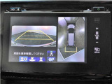 【マルチビューカメラ】はリバース時や手元のスイッチでカメラ映像を切り替え、前後左右それぞれの単独映像や車両を上から見た映像で視界をサポートします。