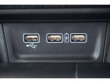 【USBジャック】運転中でもスマートフォン等の充電ができるUSBジャック付き!充電を気にすることなく、ドライブ中の音楽再生や通話等をお楽しみ頂けます!