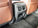 リア席専用のエアコン吹き出し口やUSB充電口も装備されており、みんなで快適ドライブ!