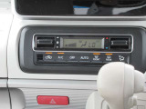 AUTOエアコン完備。車内を快適な温度に保ちます。