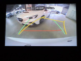 バックギヤに入れるとナビ画面にバックカメラの映像が映ります。ハンドルと連動して画面のラインも曲がってくれるのでイメージがしやすいです。