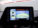 パノラミックビューモニターは、車両の前後左右に取り付けられた、4つのカメラから取り込んだ映像を継ぎ目なく合成。上から車両を見下ろしたような映像をナビ画面に表示することができます。