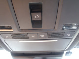 サンルーフの開閉ボタンは前席の頭上に装備されています。