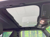 【ガラスルーフ】ガラスルーフ搭載で車内の解放感が一気にアップ!開放的なドライブをお楽しみいただけます。
