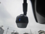 運転状況を映像と音で記録し、ドライブの思い出残しやドライバーの運転チェックができる、便利なドライブレコーダーを装備しています!