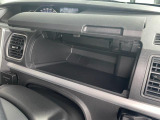 助手席側に手を伸ばさなくても運転席正面にもグローブボックスがあります。