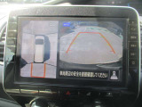 アラウンドビューモニターが装備されてるから、駐車場での車庫入れや、狭い道での走行もカメラで確認が出来るので安心。