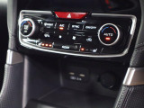 左右独立機能付きオートエアコンを装備。運転席と助手席で違う温度設定が可能となり、車内空調が快適に設定できます。
