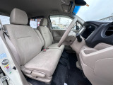 前席はベンチシートタイプで、運転席は座席の高さ調整が可能です。