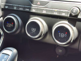 【デュアルオートエアコン】運転席・助手席で温度の調節ができます。いつでも快適にお乗り頂けます!