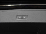 オートマチックテールゲート…ボタン一つでテールゲートの開け閉めが出来ます。角度調整可能。