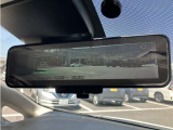 ルームミラー上に車両後方カメラの映像を映し出すことで車内の状況、天候に影響を受けずに後方視界が得られます。