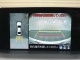 【パノラミックビューモニター】クルマの前後左右に搭載したカメラから取り込んだ画像を合成し、車両を上から見たような画像をディスプレイに表示します。