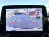 リヤのハッチにはバックカメラが標準装備されています。ギアをリバースに入れると、ディスプレイオーディオに映像が映し出され、後退時や駐車時に役立ちます。