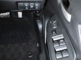 シャトルの運転席回りの各種スイッチ群です。ステアリングのすぐ右下に配置され操作性に優れています。ビルトインタイプのホンダ純正ETC車載器もこの位置に装着されています。