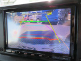 ★バックカメラ装備★「R」の位置にすると、自動的に後方の様子をカラー画像(車幅/距離/予想進路線表示機能付)で表示。バックの際の安心感を高めます★