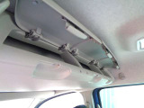 後席上には3つの扉で分割された収納BOXを配置。車内で使う様々なものをスマートに収納可能です。